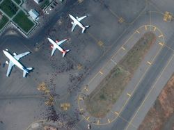 Satelit Rekam Momen Mencekam Warga Afghanistan Geruduk Bandara