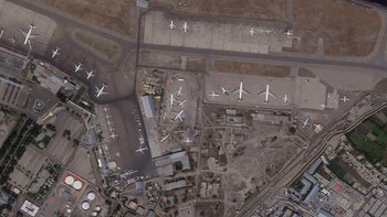 Kekacauan menyelimuti bandara Kabul pada awal pekan ini setelah kelompok Taliban berhasil merebut kekuasaan dari pemerintahan Afghanistan yang kolaps. Foto: AP/Planet Labs Inc.