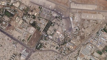 Foto ini direkam oleh Planet Labs Inc pada 17 Agustus, memperlihatkan banyak sekali orang menyerbu Kabul International Airport atau disebut juga Hamid Karzai International Airport. Foto: AP/Planet Labs Inc.