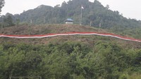 Kegiatan pembentangan bendera berukuran raksasa dilaksanakan di situs sejarah, bukit pertahanan bekas Konfrontasi Indonesia - Malaysia 1965 yang terletak di wilayah berbatasan langsung dengan wilayah Negara Malaysia dan dihadiri oleh Camat Seimanggaris Arief Budiman, S.Pt, M.Si, Kepala Desa Sekadayuntaka Putra Sinar Jaya, Babinsa Desa Sekadayuntaka Sertu Lambrianur, Kapolsubsektor Sei Ular Bripka Adhi Irawan, Kapos Dishub Sei Ular Udin Dewantoro, A.Md, Kepala Adat Dayak Kenya Quen dan Personil SSK II Satgas Pamtas Yonarhanud 16/3 Kostrad yang berjumlah 30 orang, serta masyarakat desa Sekadayuntaka. Foto: (Istimewa/Yonarhanud 16/SBC)