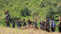 Sedangkan di tempat lain, seperti Pos Bashiok, menggelar upacara dan pengibaran bendera merah putih di bukit tertinggi Krayan, digunung tertinggi Long Layu yang di hadiri oleh seluruh masyarakat desa Krayan.  Foto: (Istimewa/Yonarhanud 16/SBC)