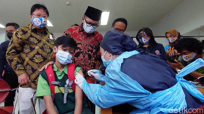 Raut wajah itu bahagia diperlihatkan Wali Kota Bandung Oded M Danial saat berbincang dengan pelajar yang hendak menjalani vaksinasi COVID-19 di Gedung Sabuga, Jumat (20/8/2021).