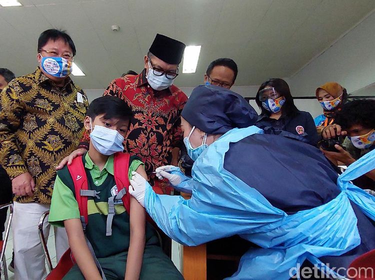 Senangnya Walkot Bandung Lihat Pelajar Antusias Ikut Vaksinasi