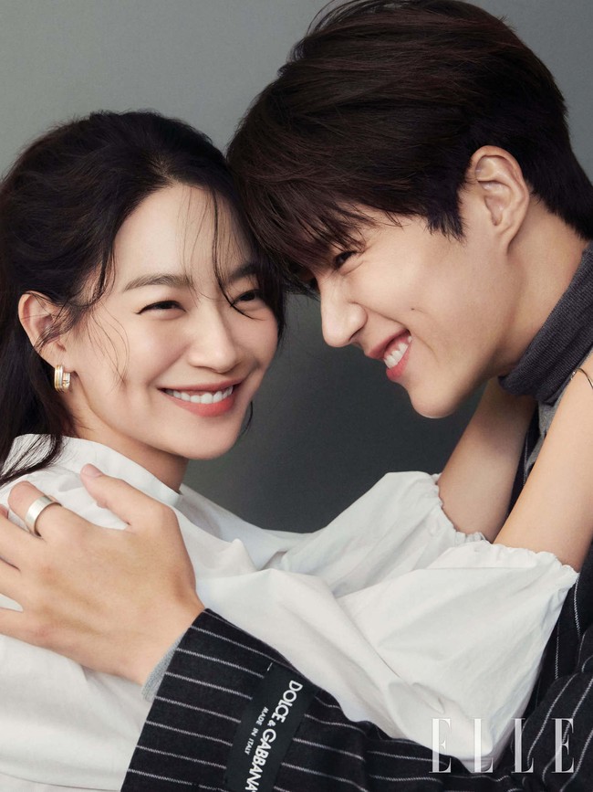 Dalam wawancara dengan ELLE Korea, Shin Min Ah memberikan pujian untuk Kim Seon Ho. Lawan mainnya itu dinilai pandai dalam segala hal seperti karakter Hong Doo Shik yang diperankannya. Foto: dok. ELLE Korea