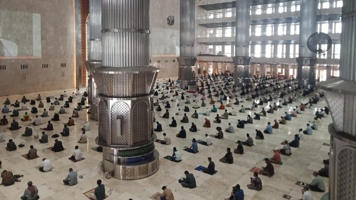 Suasana Salat Jumat di Masjid Istiqlal dengan prokos ketat