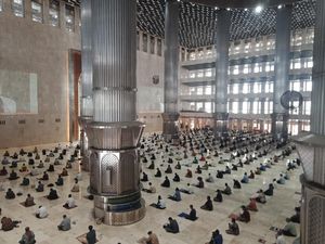 Istiqlal Gelar Salat Jumat dengan Prokes Ketat, Begini Penampakannya