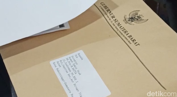 Surat sumbangan untuk penerbitan buku yang Gubernur Sumbar  (Jeka Kampai/detikcom)