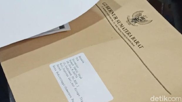 Surat sumbangan untuk penerbitan buku yang Gubernur Sumbar  (Jeka Kampai/detikcom)