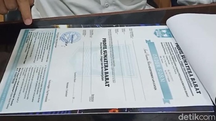 Surat sumbangan untuk penerbitan buku yang Gubernur Sumbar  (Jeka Kampai/detikcom)