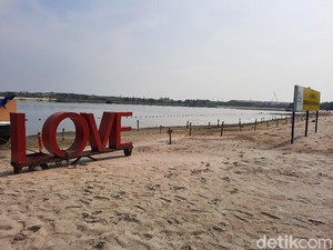 Sepinya Ancol Serasa Main di Pantai Pribadi