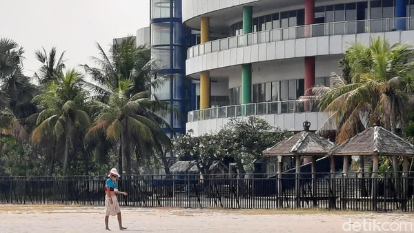 Menurut keterangan penjaga pintu masuk, mayoritas pengunjung adalah orang-orang yang bekerja di Ancol atau yang tinggal di sekitarnya. Seluruh pengunjung yang akan masuk Ancol diwajibkan untuk menunjukkan sertifikat vaksin. (Putu Intan/detikcom) Menurut keterangan penjaga pintu masuk, mayoritas pengunjung adalah orang-orang yang bekerja di Ancol atau yang tinggal di sekitarnya. Seluruh pengunjung yang akan masuk Ancol diwajibkan untuk menunjukkan sertifikat vaksin. (Putu Intan/detikcom)