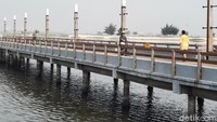 detikcom menyambangi Ancol pada Jumat (20/8/2021) sekitar pukul 09.00 untuk melihat kondisi terkini di sana. Dari Gerbang Masuk Timur, tak banyak kendaraan yang terlihat. Hanya ada beberapa mobil dan motor.  (Putu Intan/detikcom)