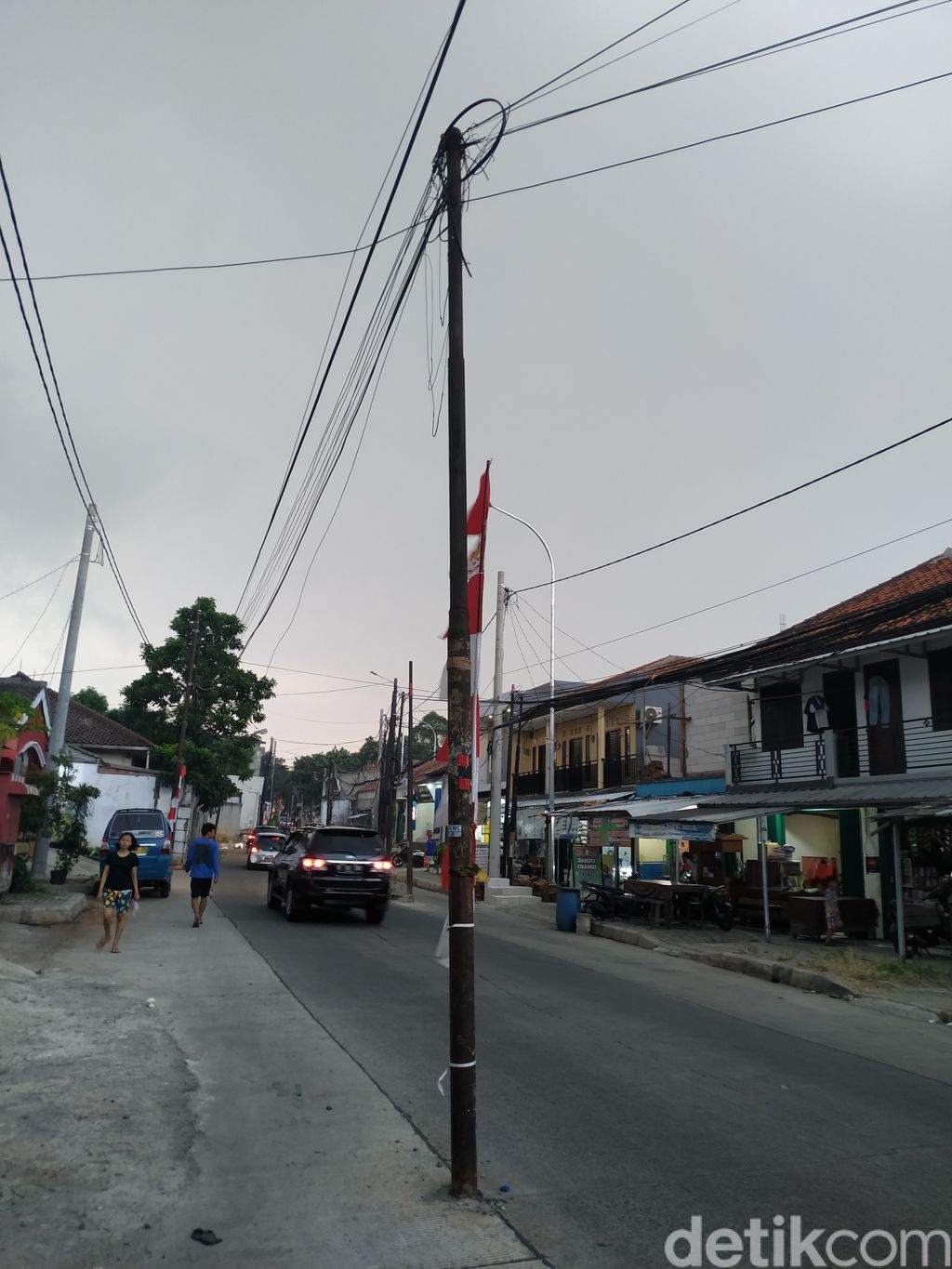 Tiang-tiang di Jl Erha dekat Tol Brigif, 20 Agustus 2020. (Athika Rahma/detikcom)
