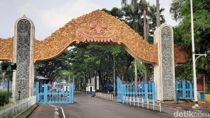 TMII sepi di hari pertama buka saat PPKM Level 4, Jumat (20/8/2021).
