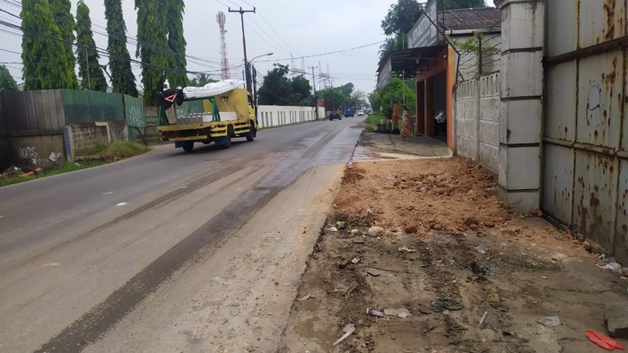 Truk mogok ditumbuhi pohon pisang tak lagi ada di pinggir Jl Raya Legok-Karawaci, Kabupaten Tangerang, 20 Agustus 2021. (Dok Istimewa)