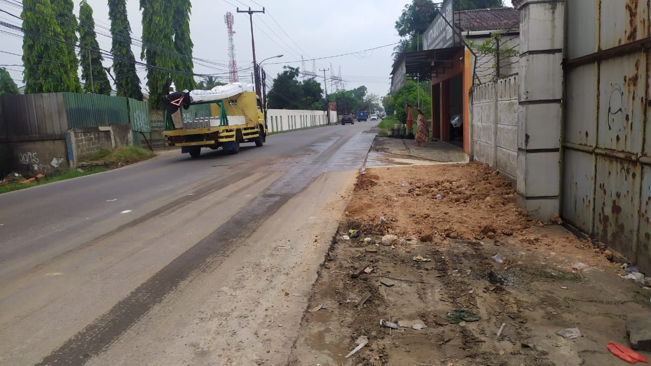 Truk mogok ditumbuhi pohon pisang tak lagi ada di pinggir Jl Raya Legok-Karawaci, Kabupaten Tangerang, 20 Agustus 2021. (Dok Istimewa)