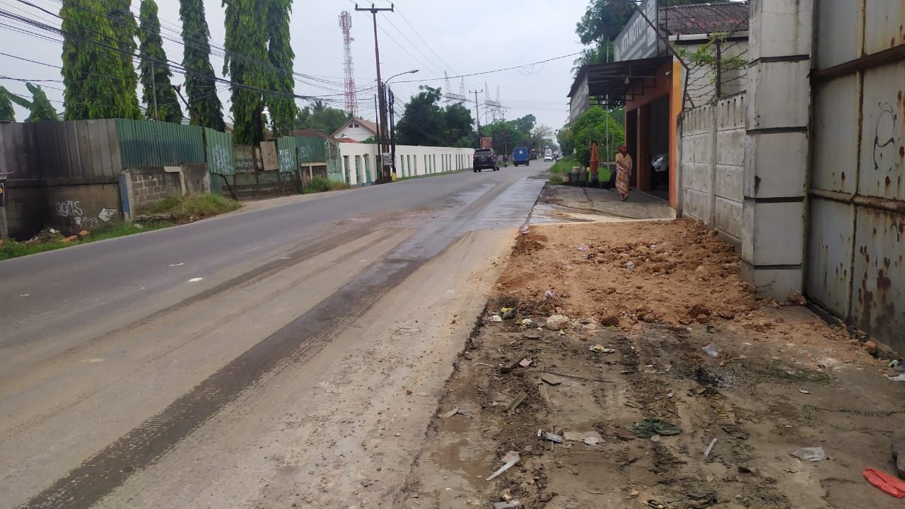 Truk mogok ditumbuhi pohon pisang tak lagi ada di pinggir Jl Raya Legok-Karawaci, Kabupaten Tangerang, 20 Agustus 2021. (Dok Istimewa)