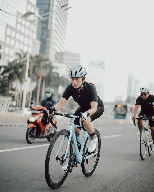 Dalam unggahan lain, Tyna mengatakan jika motivasinya untuk bangun pagi adalah untuk olahraga, selain juga mencicip secangkir kopi dan mendapat pelukan hangat dari kedua putrinya. Foto: Instagram @tynakannamirdad