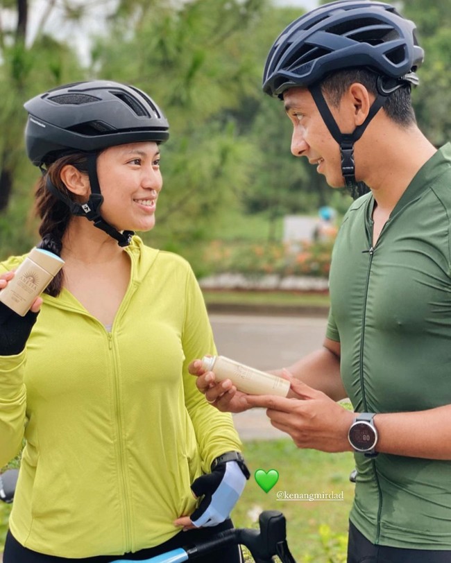 Dalam kesempatan itu ia juga mengajak para follower untuk mulai menjaga kesehatan, jangan menunggu diajak pasangan. Kalo ga dibentuk dari sekarang, kapan lagi? Ga ada kata terlambat, yg penting terus berusaha jangan tunggu suami/istri bilang ‘yuk’ dimulai dari kita aja dulu, ya ngga? :)Foto: Instagram @tynakannamirdad