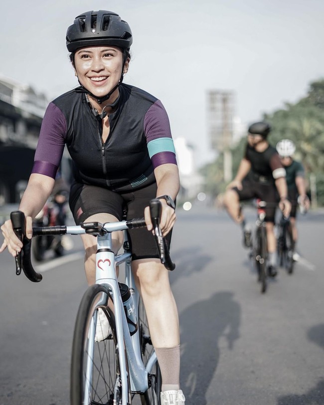 Banyak selebriti dan selebgram yang memamerkan hobi bersepeda di media sosial. Salah satunya adalah Tyna Kanna Mirdad. Tak jarang ia membagi potretnya saat sedang main road bike. Foto: Instagram @tynakannamirdad