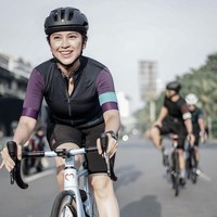 Banyak selebriti dan selebgram yang memamerkan hobi bersepeda di media sosial. Salah satunya adalah Tyna Kanna Mirdad. Tak jarang ia membagi potretnya saat sedang main road bike. Foto: Instagram @tynakannamirdad
