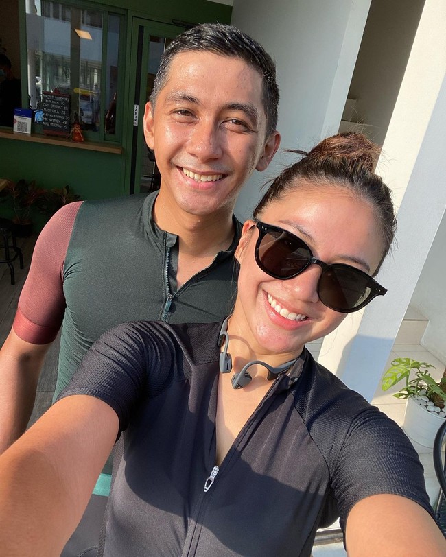 Ketika main road bike, wanita 31 tahun itu selalu mengenakan busana bersepeda yang lengkap. Tak jarang ia menambahkan aksesori lain seperti kacamata hitam. Foto: Instagram @tynakannamirdad