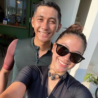 Ketika main road bike, wanita 31 tahun itu selalu mengenakan busana bersepeda yang lengkap. Tak jarang ia menambahkan aksesori lain seperti kacamata hitam. Foto: Instagram @tynakannamirdad