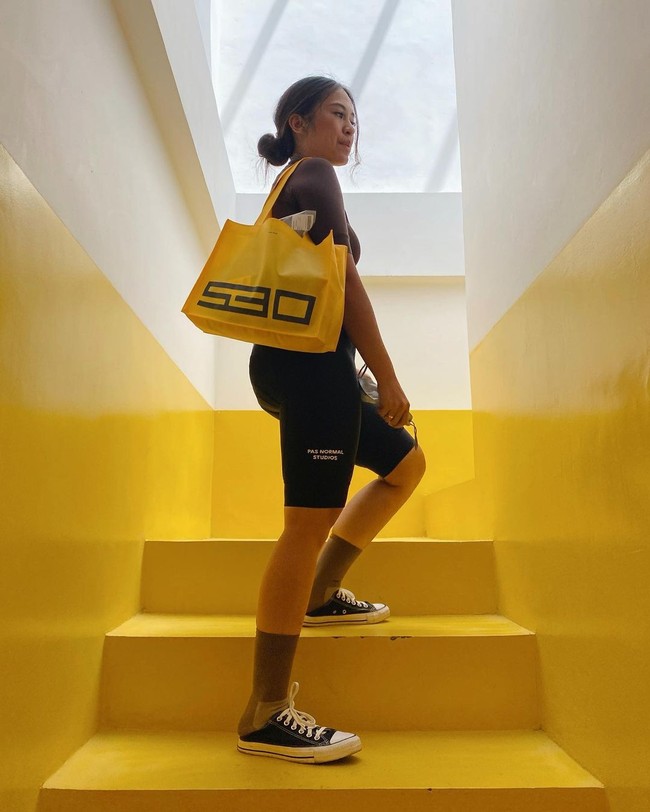 Dalam foto berikut, Tyna terlihat stylish dengan baju bersepedanya yang sporty. Saat hangout, outfit itu bisa dipadukan dengan sneakers yang lebih kasual. Foto: Instagram @tynakannamirdad