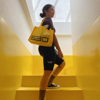 Dalam foto berikut, Tyna terlihat stylish dengan baju bersepedanya yang sporty. Saat hangout, outfit itu bisa dipadukan dengan sneakers yang lebih kasual. Foto: Instagram @tynakannamirdad