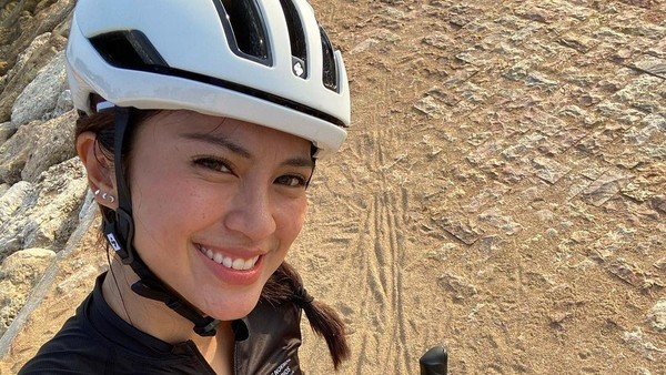 8 Potret Tyna Kanna Mirdad Saat Bersepeda, Sering Ditemani Suami