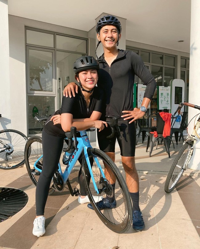 Saat menjalani hobi bersama komunitas bersepedanya, tak jarang sang suami Kenang Mirdad juga ikut hadir. Dalam salah satu postingan, Tyna mengungkapkan keinginannya agar mereka sehat bersama-sama. Foto: Instagram @tynakannamirdad