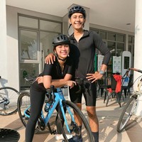 Saat menjalani hobi bersama komunitas bersepedanya, tak jarang sang suami Kenang Mirdad juga ikut hadir. Dalam salah satu postingan, Tyna mengungkapkan keinginannya agar mereka sehat bersama-sama. Foto: Instagram @tynakannamirdad