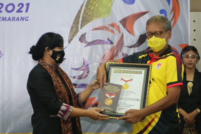 Unnes mendapatkan penghargaan dari MURI Senam Stay At Home dengan peserta terbanyak