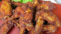 Sayap ayam goreng dengan balutan bumbu pedas gurih ini dikenal dengan sebutan chikin di Korea. Bumbu utamanya adalah gochujang dan shoyu. Rasanya nikmat dan pas dijadikan camilan untuk nonton drama Korea. Intip resep Yangnyeom Chikin di sini. Foto: detikfood