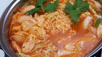 Mie instan gaya Korea alias ramyeon ini memuaskan selera karena rasanya pedas gurih. Tambahan keju mozzarella membuatnya makin spesial. Ada juga pelengkap beef bacon, sosis, dan sayuran. Intip resep cheesy korean stew di sini. Foto: detikfood