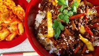 Menu beef bowl ala restoran Korea bisa kamu bikin sendiri lho! Daging yang dipakai adalah daging sukiyaki yang tipis dan cepat matang. Untuk bumbu lainnya, kamu bisa melihat di resep Korean beef bowl ini. Foto: detikfood 