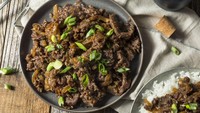 Makanan Korea identik dengan daging panggang. Bulgogi yang kerap terlihat dalam adegan K-drama bisa kamu buat sendiri lho. Rasa manis gurihnya dijamin bikin ketagihan! Intip resepnya di sini. Foto: iStock