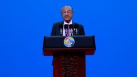 Mahathir Mohamad resmi menjadi Perdana Menteri Malaysia setelah dilantik di Istana Negara, Kuala Lumpur pada Kamis (10/5/2018) sekitar pukul 21.58 waktu setempat. How Hwee Young-Pool/Getty Images.