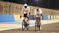 Valtteri Bottas dan Tiffany Cromwell mencoba sirkuit F1 di Bahrain, 2020. Pria berusia 31 tahun ini memulai balap F1 pada 2013 dan meraih podium pertama 4 tahun kemudian.  (Photo by Clive Mason - Formula 1/Formula 1 via Getty Images)