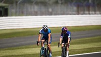Pebalap asal Finlandia, Valtteri Bottas (kiri) bersama kekasihnya Tiffany Cromwell mencoba sirkuit sebelum balapan F1, di Inggris (30/7/2020). Enaknya pesepeda yang juga pebalap F1, bisa mencoba roadbike di sirkuit-sirkuit aspal terbaik di dunia.  (Photo by Bryn Lennon/Getty Images)