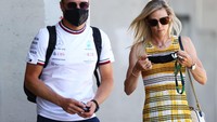 Pasangan pebalap F1 Valtteri Bottas dan pebalap sepeda Tiffany Cromwell di sela-sela balapan F1 di Hungaria (29/7/2021).