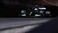 Valtteri Bottas saat melaju kencang dengan  tim Mercedes AMG Petronas di Sirkuit Monaco (20/5/2021).   Di sirkuit balap F1, Bottas merupakan pebalap profesional. Namun di kejuaraan sepeda, ia hanya sekedar menyalurkan hobi yang ramah lingkungan. (Photo by Bryn Lennon/Getty Images)(Photo by Lars Baron/Getty Images)
