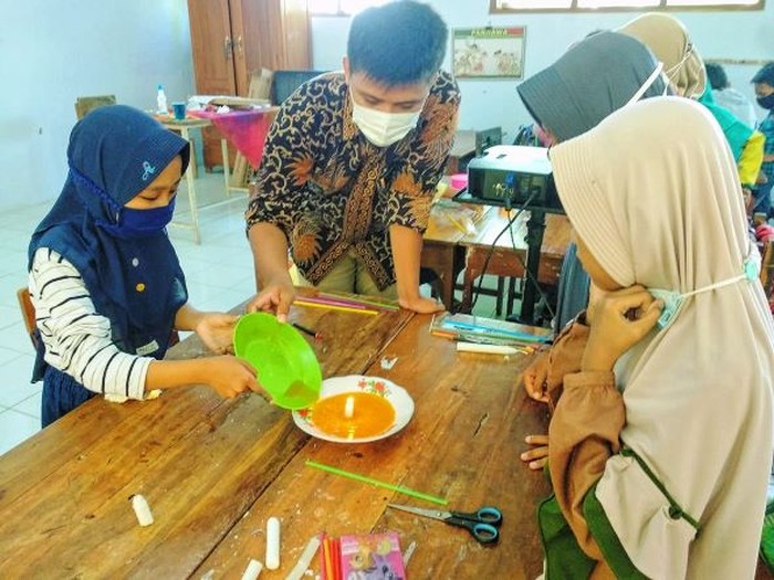Aji, mahasiswa UNY yang mengikuti program Kampus Mengajar sedang mengajarkan praktikum IPA SD pada anak-anak SDN Sidorejo.