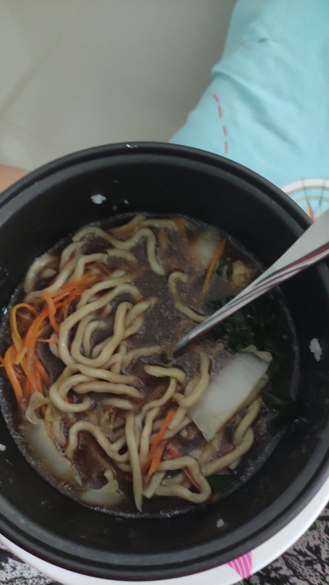 Kocak! Ini 3 Aksi Anak Kost Kepepet Saat Tak Punya Alat Makan