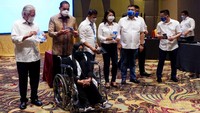 Irma tidak menyerah dan mengajak kelompok usaha ini untuk membuat masker, face shield, dan belakangan juga menjahit alat pelindung diri (APD). Mendengar ada UMKM disabilitas yang fokus membuat masker dan keperluan lainnya, jaringan nasional laboratorium Intibios Lab segera memutuskan untuk membeli pasokan masker untuk para konsumennya dari UMKM ini.