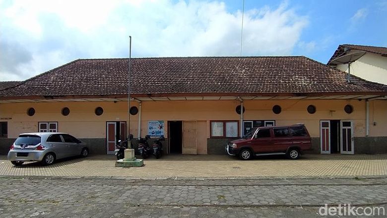 Bekas Stasiun Grabag Merbabu yang dijadikan ruang kepala sekolah, tata usaha dan guru SMP Ma’arif Grabag