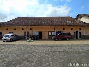 Melihat Bekas Stasiun Kereta Api yang Kini Jadi Sekolah