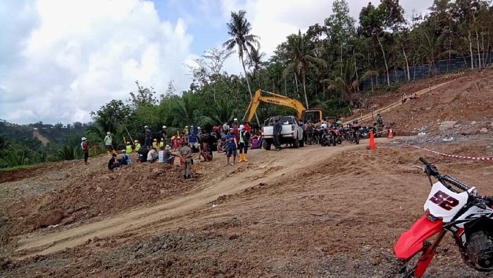 Sejumlah warga Desa Sumurup, Trenggalek menggagalkan rencana peledakan perbukitan di kawasan proyek Bendungan Bagong. Sebab banyak lahan yang belum dibebaskan.