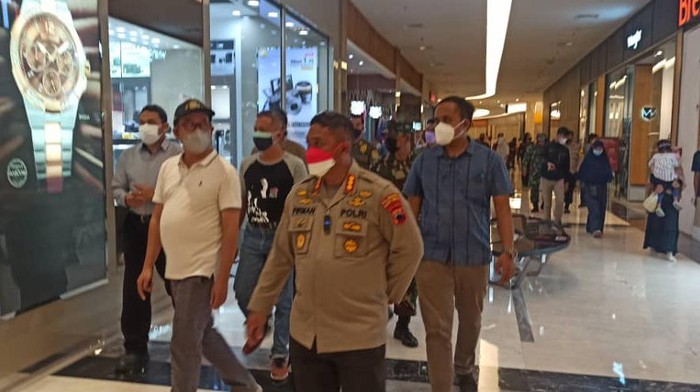 Bupati Banyumas dan rombongan meninjau persiapan uji coba pembukaan mal di Purwokerto, Sabtu (21/8/2021).