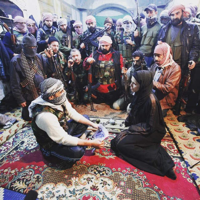 Ketenangan dan keberanian Clarissa tentu adalah hasil dari dedikasinya sebagai jurnalis. Ia merupakan koresponden internasional senior yang berbasis di London. Selama 15 tahun, ia sudah ditugaskan untuk meliput berbagai konflik yang terjadi di Suriah, Irak, Afghanistan, Yaman, Rusia, Ukraina, dan lain-lain. Foto: Instagram @clarissawardcnn